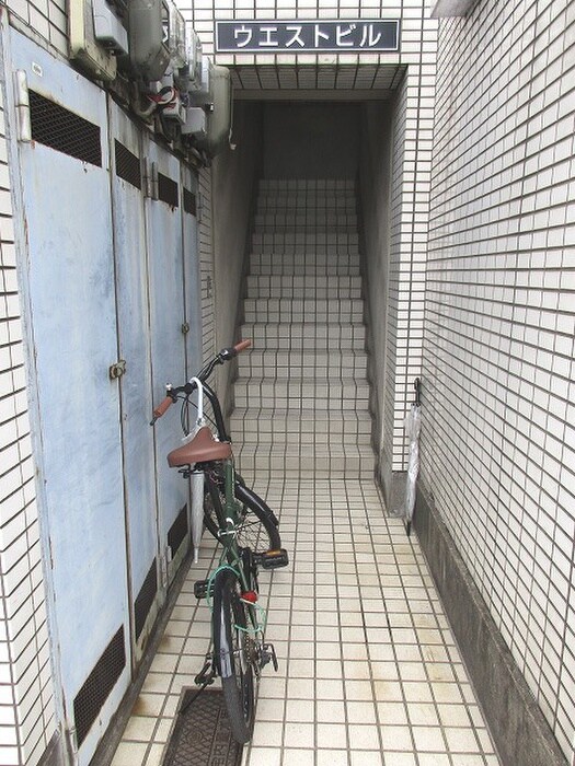 物件外観写真2　(エントランス部分)