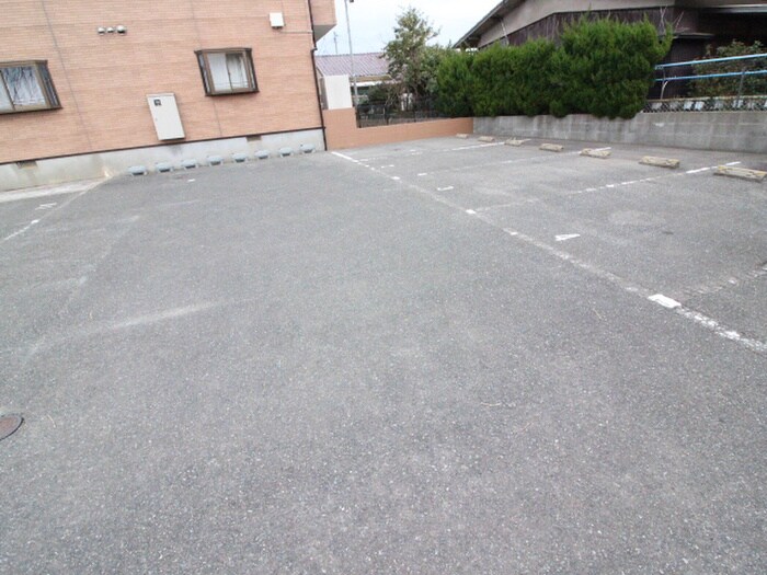 物件外観写真4　(駐車場)
