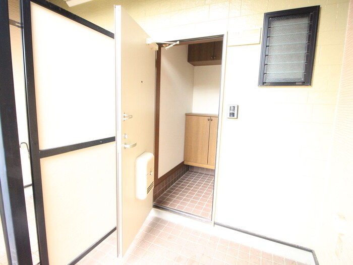 物件内観写真10　(玄関)