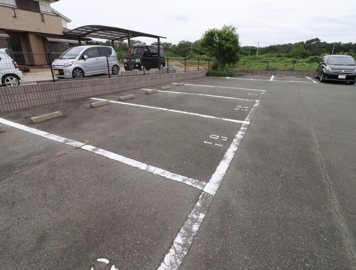 物件外観写真4　(駐車場)