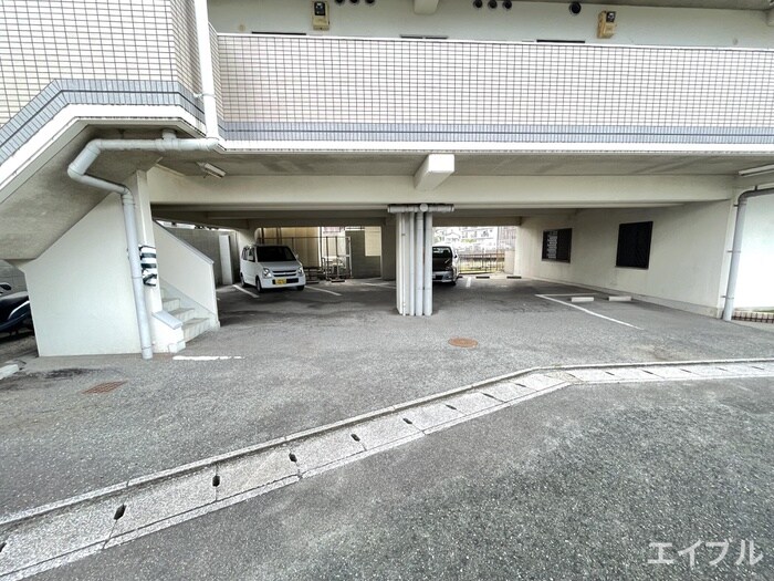 物件外観写真5　(駐車場)