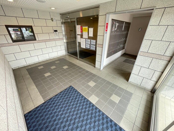 物件外観写真2　(エントランス部分)