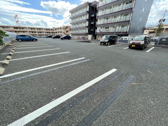 物件外観写真3　(駐車場)