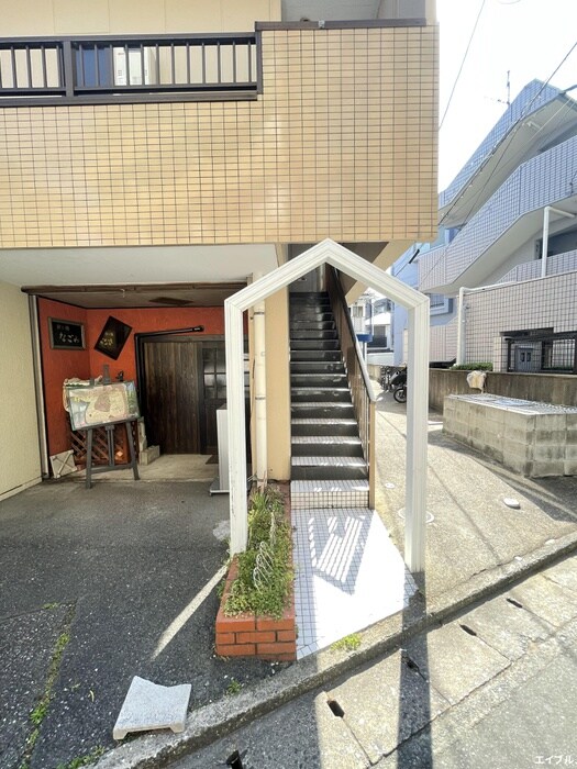 物件外観写真3　(エントランス部分)