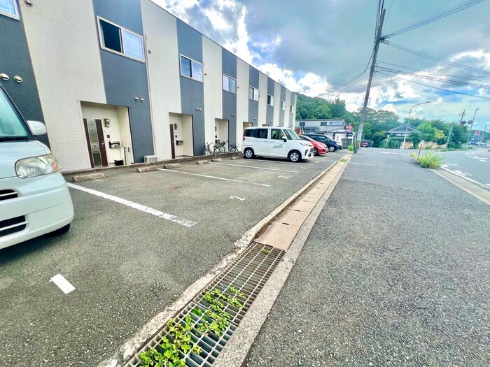 物件外観写真3　(駐車場)