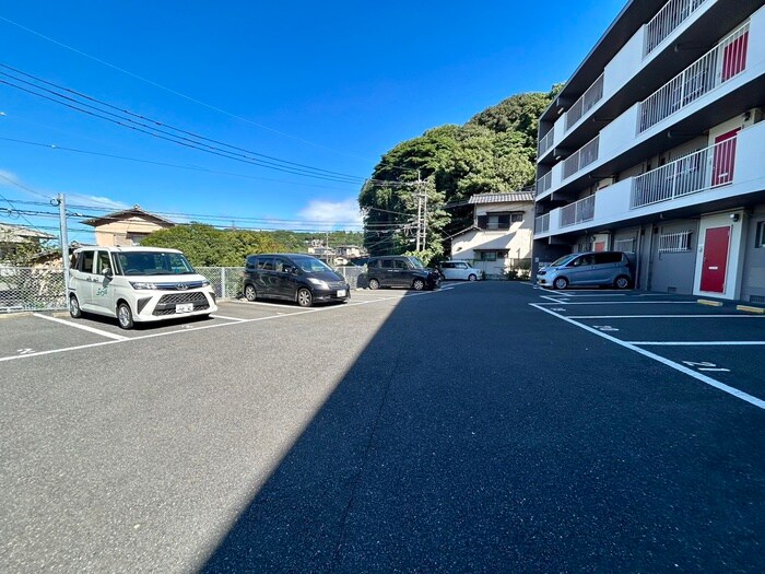 物件外観写真3　(駐車場)
