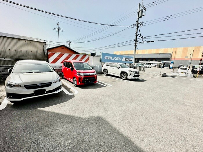 物件外観写真3　(駐車場)
