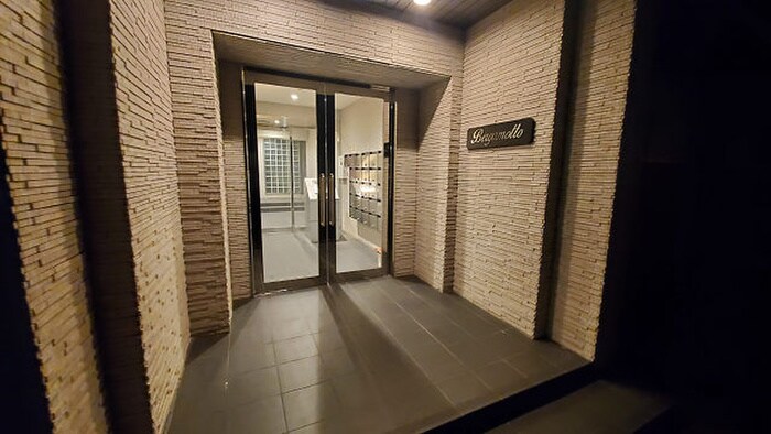 物件外観写真2　(エントランス部分)