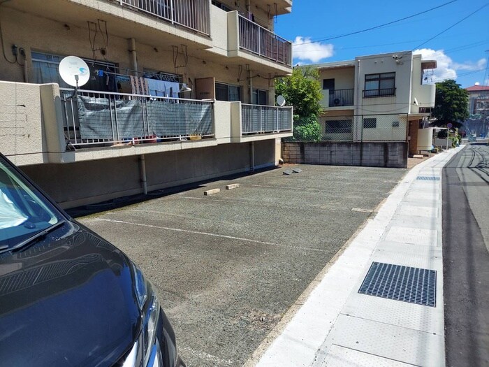 物件外観写真2　(駐車場)