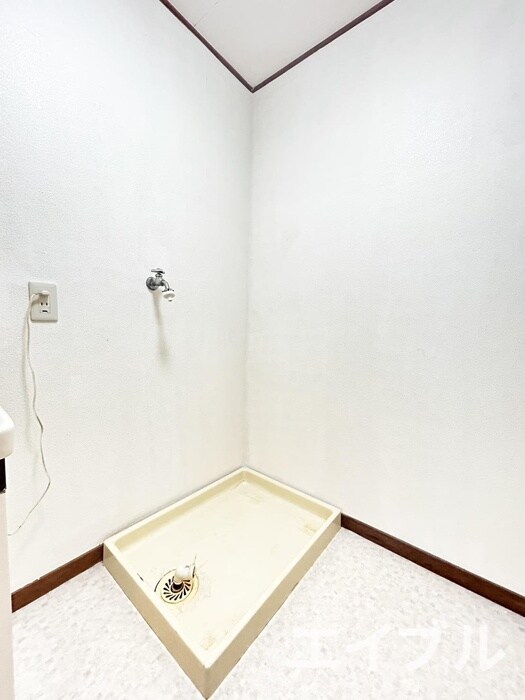 物件内観写真8　(洗濯機置場)