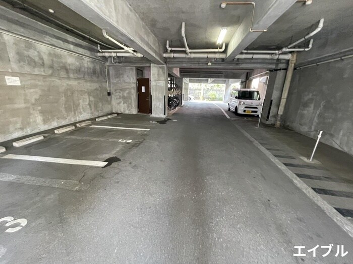 物件外観写真3　(駐車場)