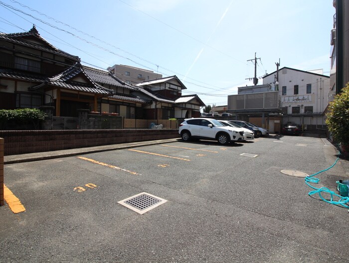 物件外観写真5　(駐車場)