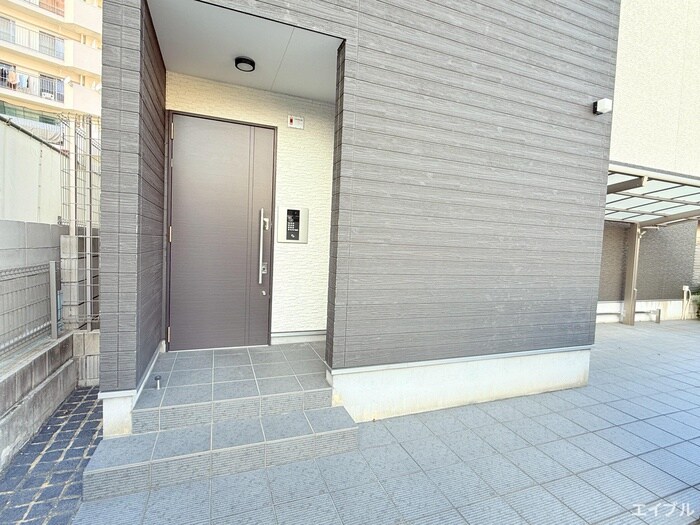 物件外観写真2　(エントランス部分)