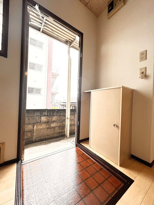 物件内観写真3　(玄関)