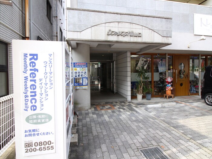 物件外観写真3　(エントランス部分)