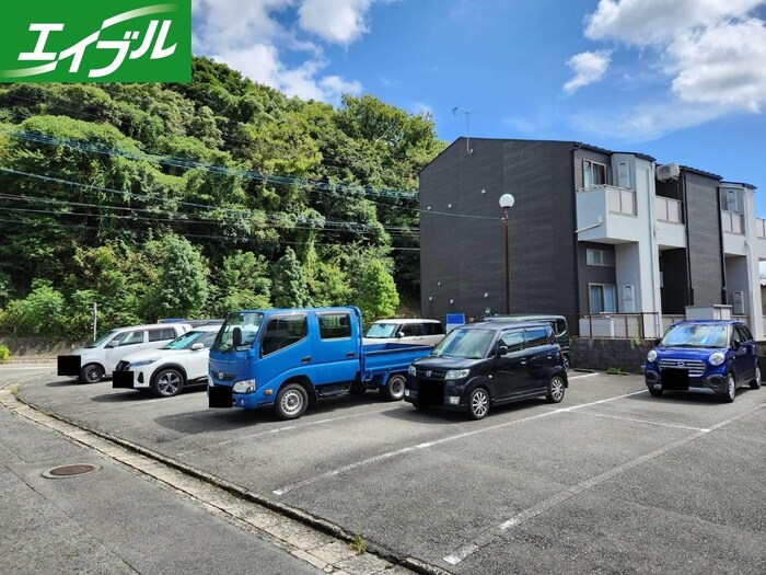 物件外観写真2　(駐車場)