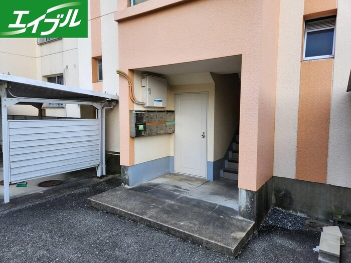 物件外観写真6　(エントランス部分)