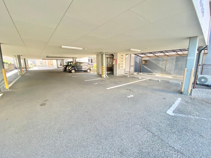 物件外観写真4　(駐車場)