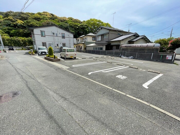 物件外観写真2　(駐車場)