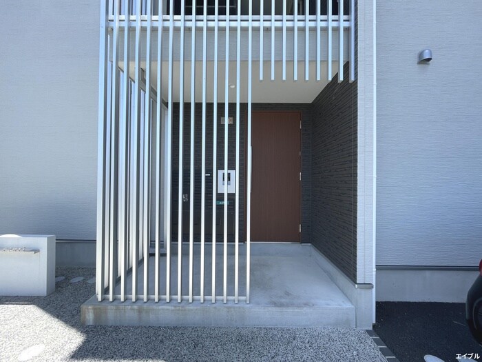 物件外観写真2　(エントランス部分)