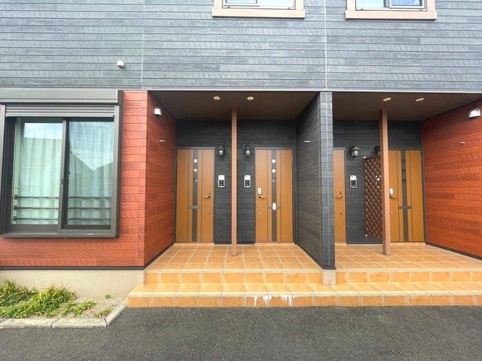 物件外観写真2　(エントランス部分)