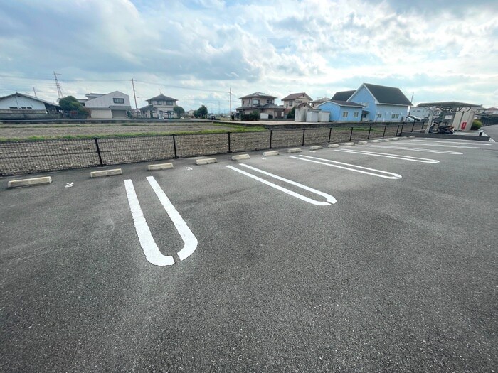 物件外観写真3　(駐車場)