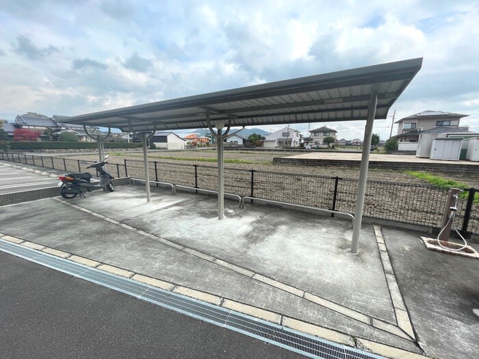 物件外観写真4　(駐輪場)
