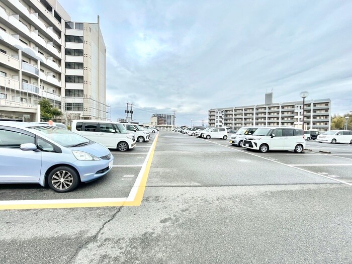 物件外観写真3　(駐車場)