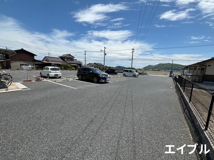 物件外観写真2　(駐車場)