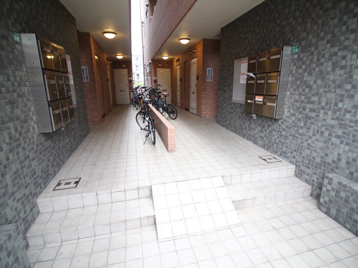 物件外観写真3　(エントランス部分)