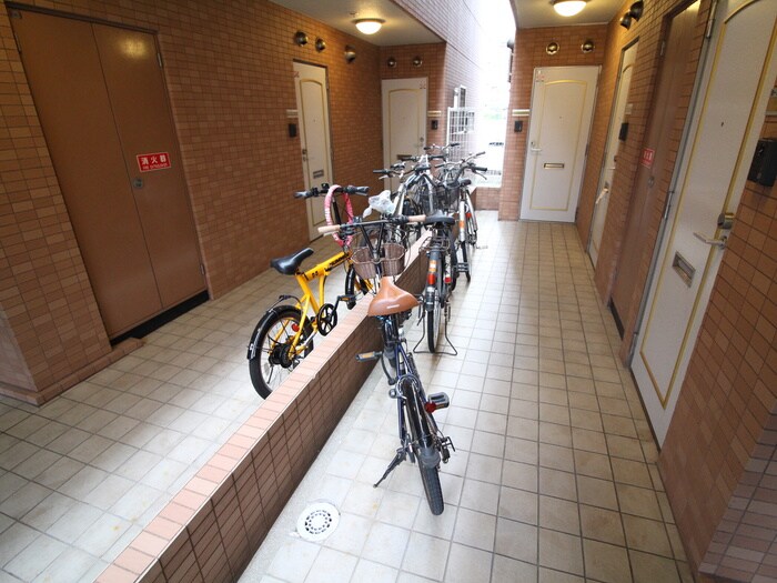 物件外観写真4　(駐輪場)
