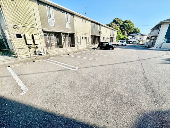 物件外観写真2　(駐車場)