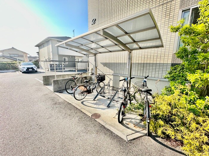 物件外観写真3　(駐輪場)