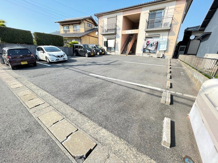 物件外観写真2　(駐車場)