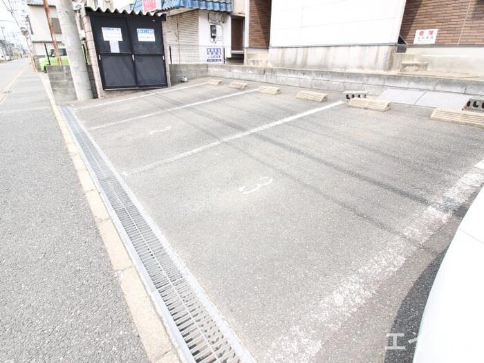 物件外観写真2　(駐車場)
