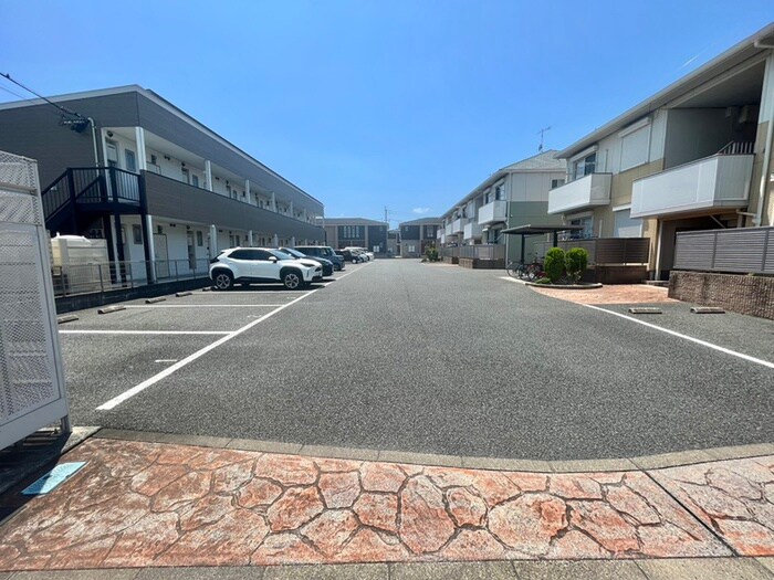 物件外観写真2　(駐車場)