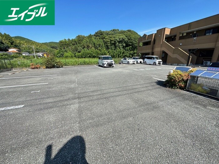 物件外観写真2　(駐車場)