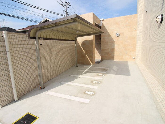 物件外観写真5　(バイク置き場)