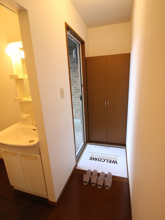 物件内観写真11　(玄関)