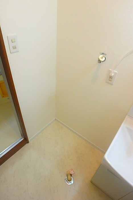 物件内観写真10　(洗濯機置場)