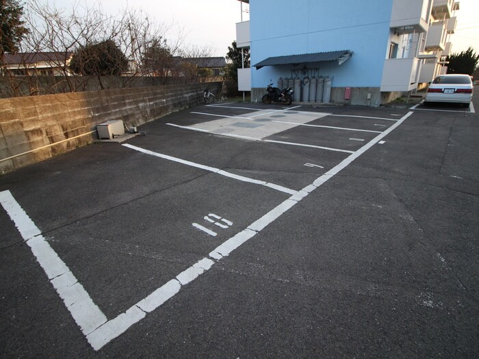 物件外観写真2　(駐車場)