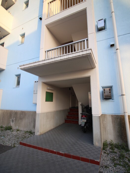 物件外観写真3　(エントランス部分)