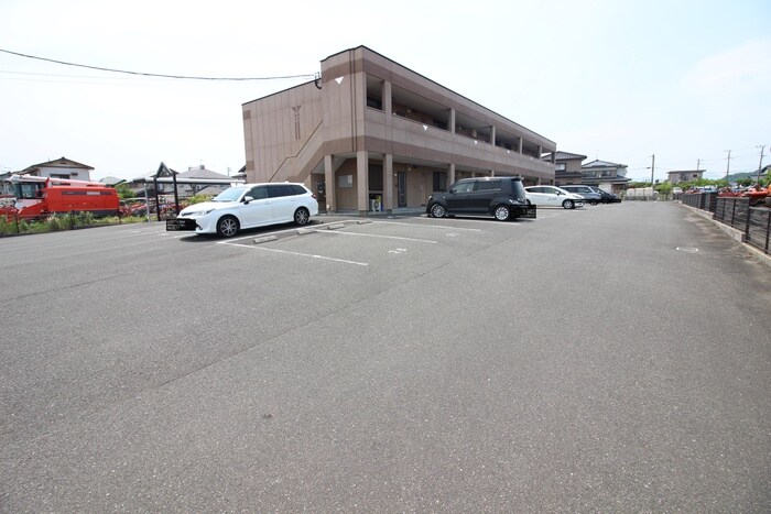 物件外観写真2　(駐車場)