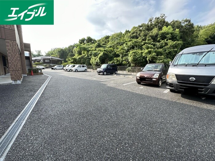 物件外観写真2　(駐車場)