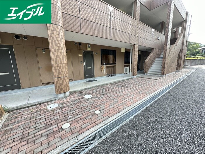 物件外観写真4　(エントランス部分)