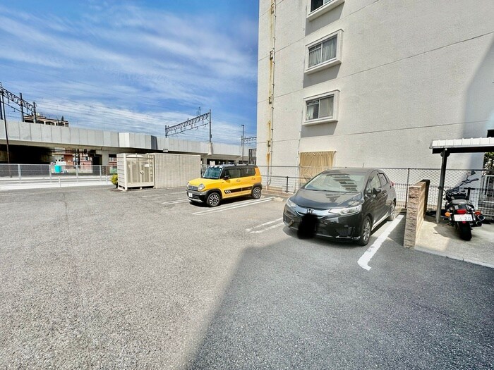 物件外観写真2　(駐車場)
