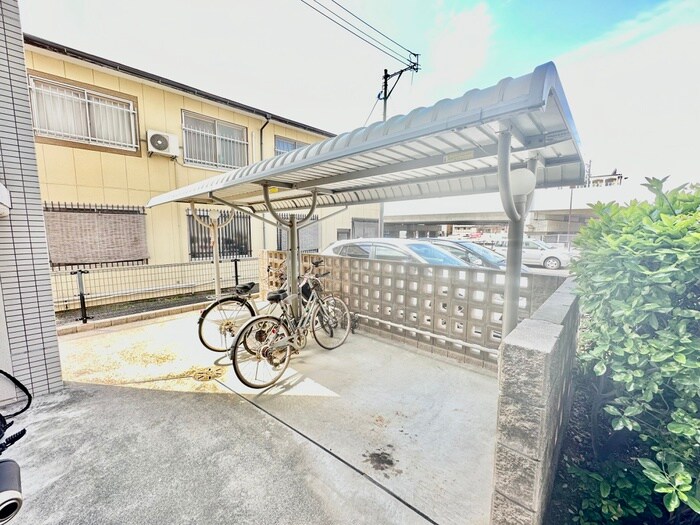 物件外観写真4　(駐輪場)