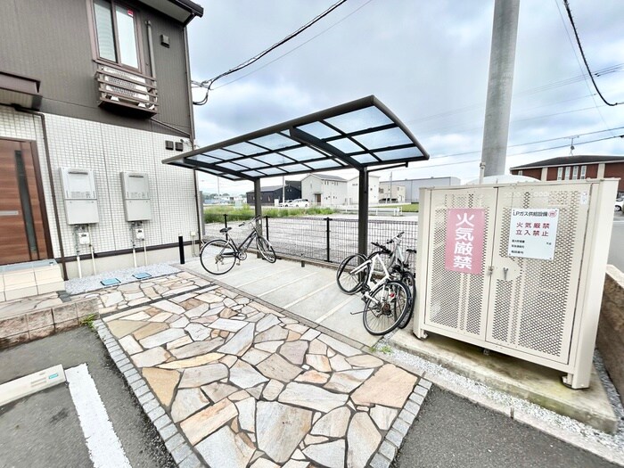 物件外観写真3　(駐輪場)