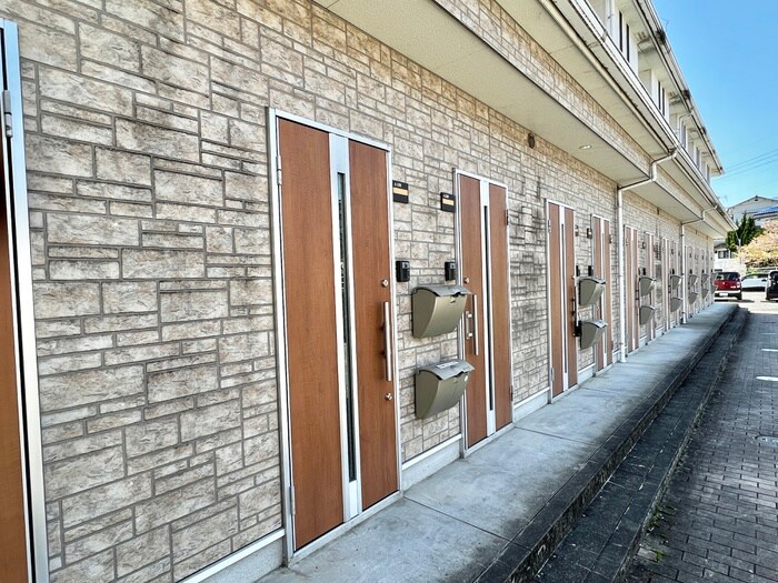 物件外観写真5　(エントランス部分)