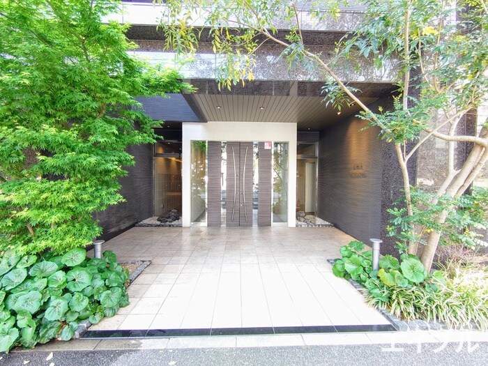 物件外観写真2　(エントランス部分)